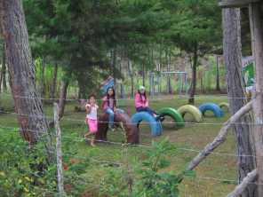 Nios yanesha en el parque
                                    infantil del hogar de la infancia de
                                    Tsachopen 01