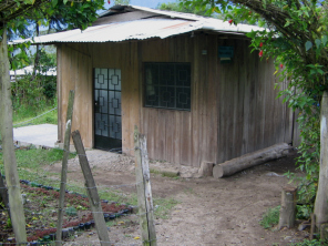 Casa yanesha en Tsachopen con un tronco
                          como banco