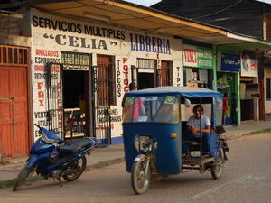 Puerto
              Maldonado: Travel office, telephone office and book store
              with mototaxi